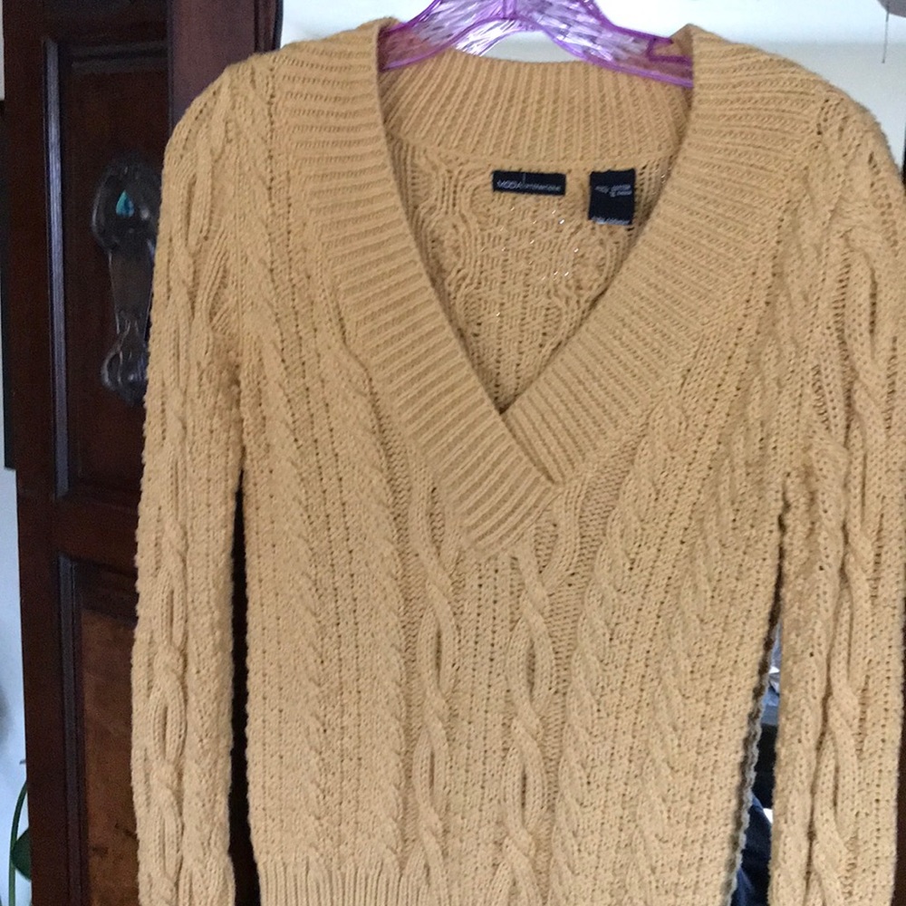 Moda cable sweater